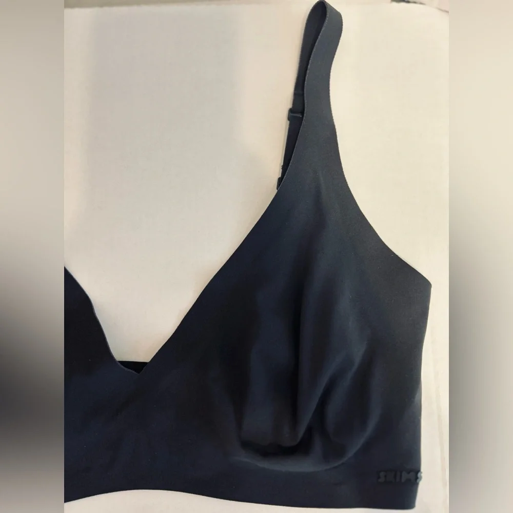 SKIMS‎ Elegant Black V-Neck Bra - Picture 12 of 12